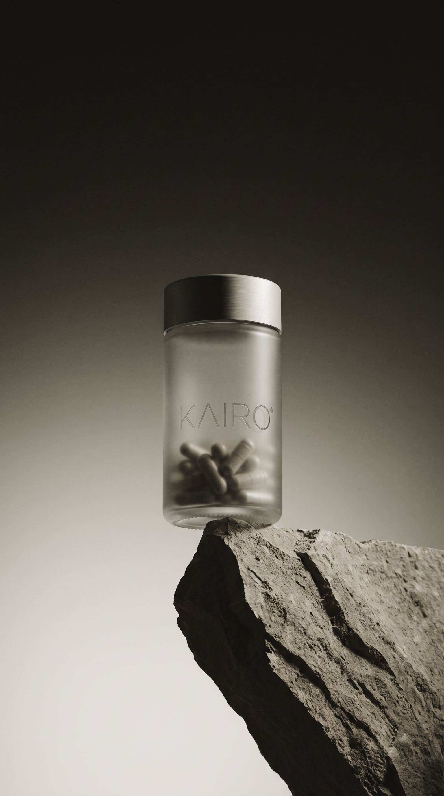 KAIRO verpakking in close-up met olijfgrijze tint en filmkorrel