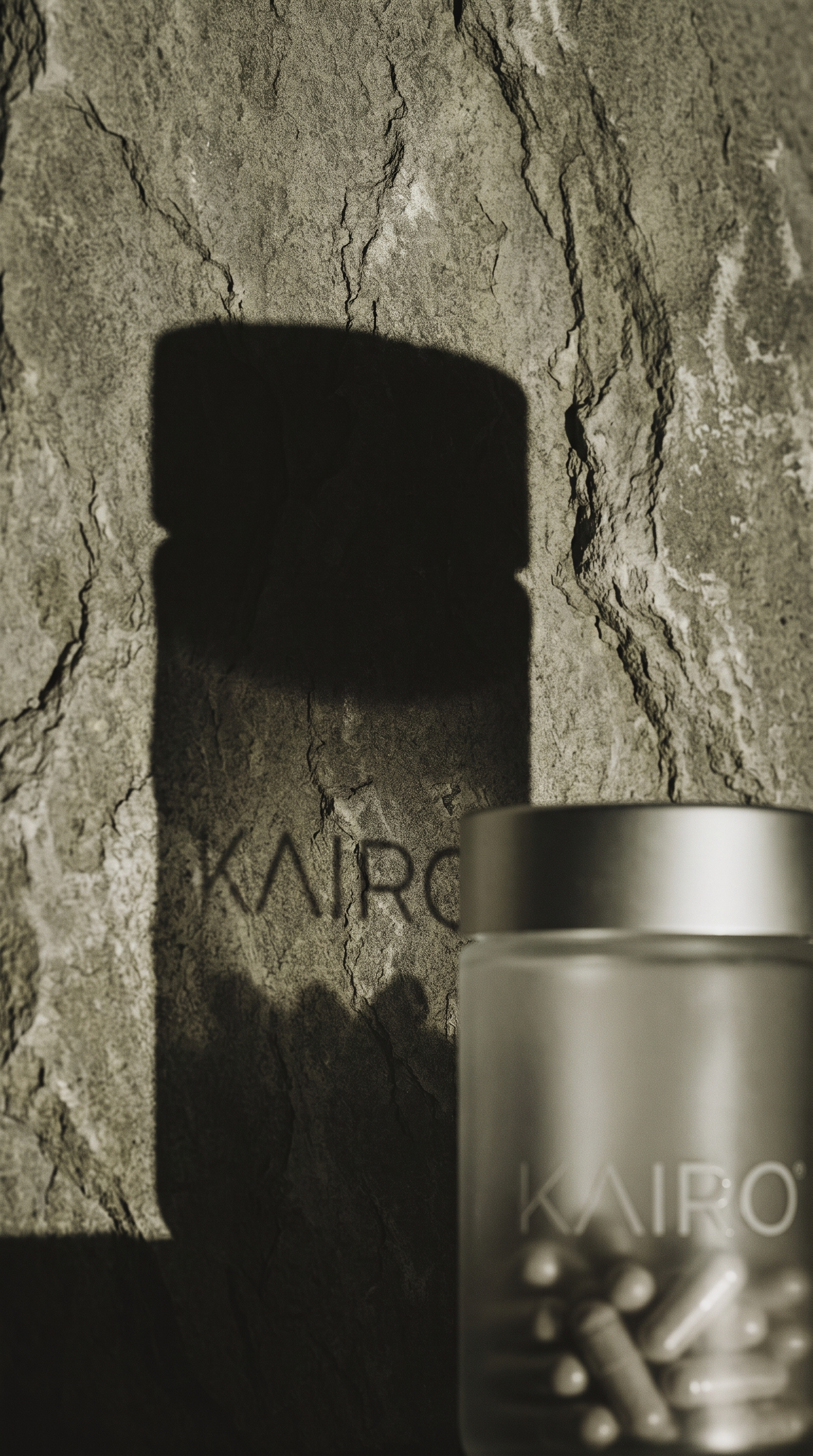 KAIRO capsules in macro-opname met scherpe schaduwen op steen