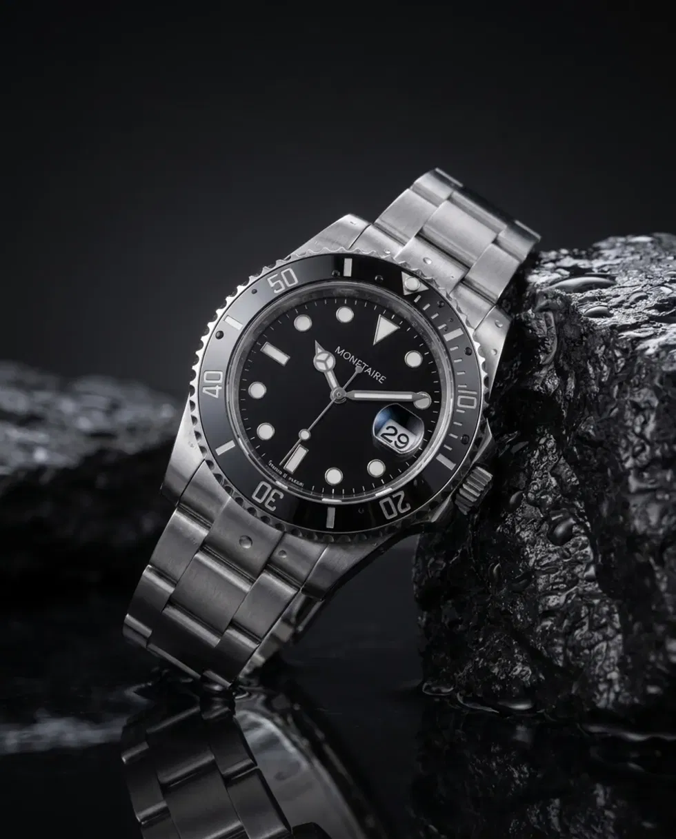 Monetaire duikhorloge op natte zwarte steen in donkere studiobelichting