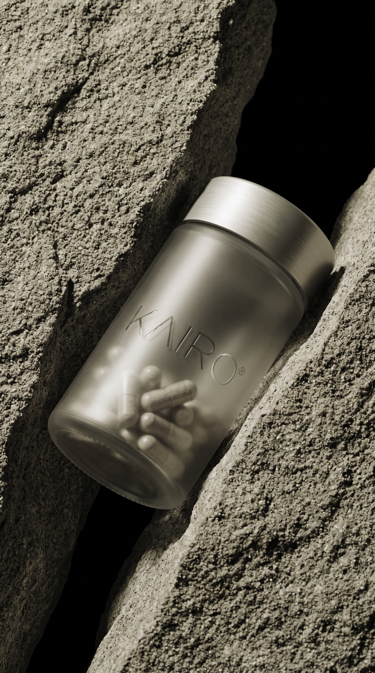 KAIRO capsules verspreid over een ruw steenoppervlak